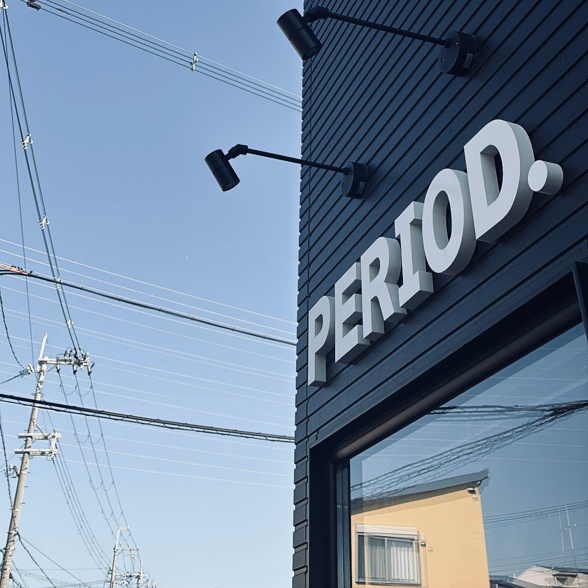 店舗外壁のPERIOD.サイン